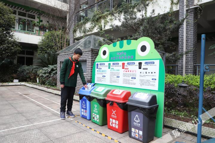 学生将塑料瓶扔进垃圾桶.JPG