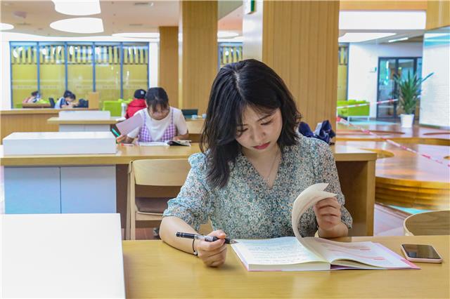5月3日，市民在区图书馆内看书。(1).jpg