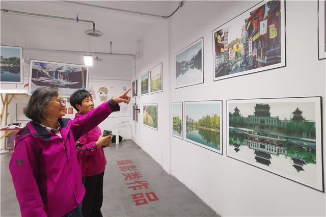 5月1日，秀湖非遗小镇，市民在参观摄影作品展。(1).jpg