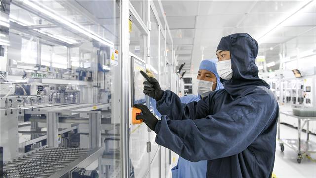 台冠公司，技术研发人员正在调试生产线。.jpg