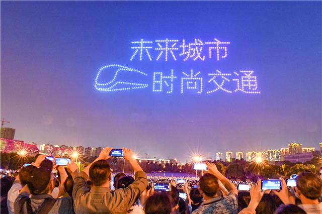 5月3日晚，人民广场，市民观看无人机秀。.jpg